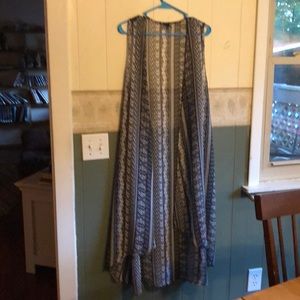 Shear black and whiite  wrap